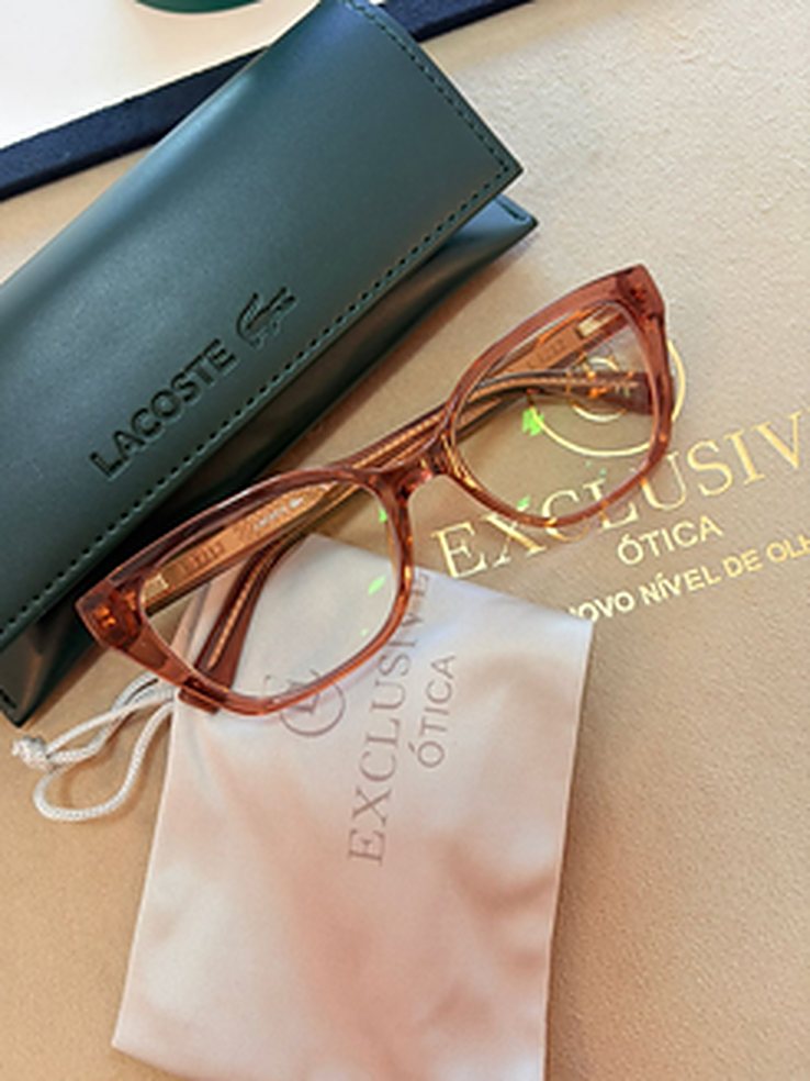 Armação Lacoste com estojo da Exclusive Ótica